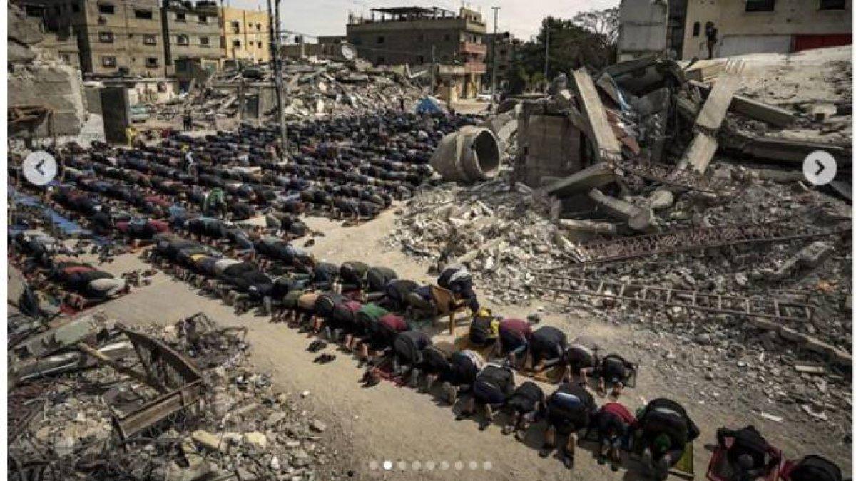 Warga Gaza Salat Tarawih di Reruntuhan