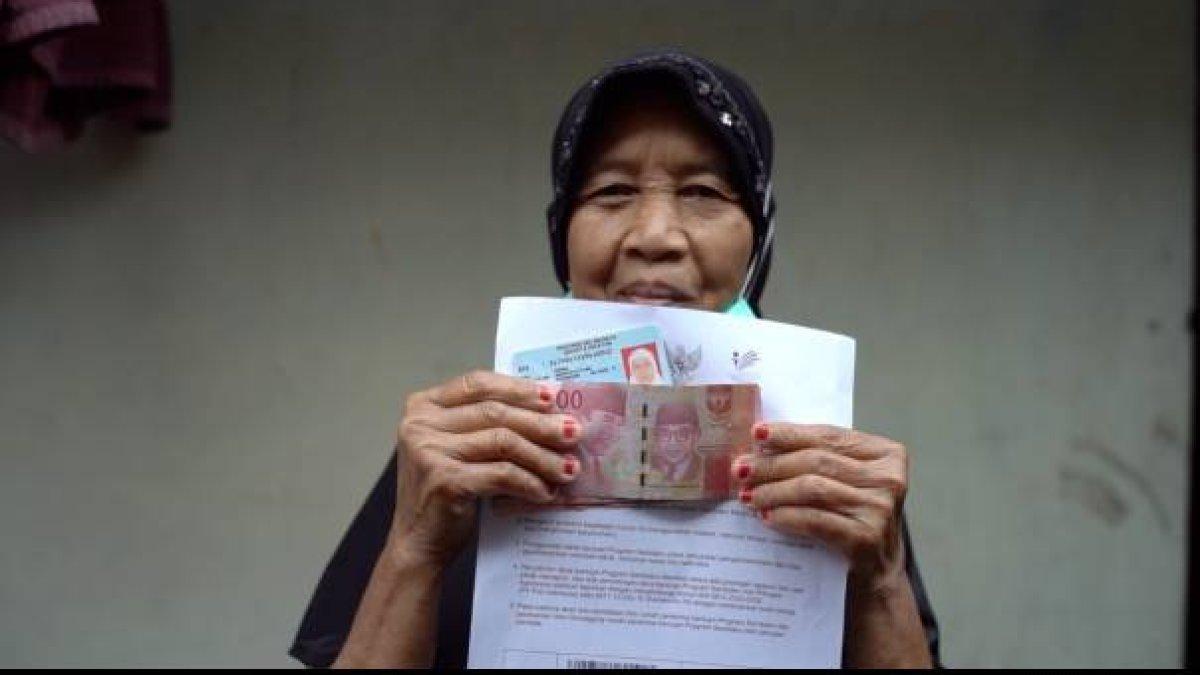 Warga KPM penerima BPNT Kementerian Sosial yang disalurkan melalui Pos Indonesia.