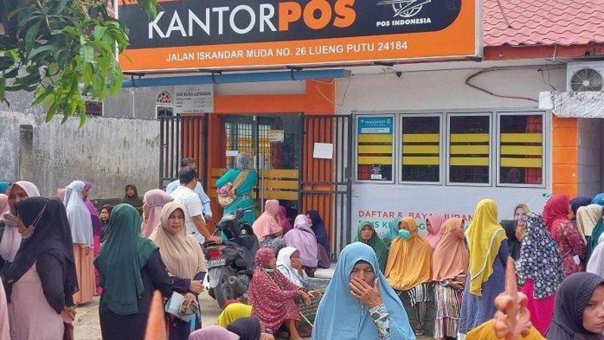 Warga Kecamatan Bandar Baru, Pidie Jaya mengambil dana bantuan sosial PKH di kantor Pos Lueng Putu.