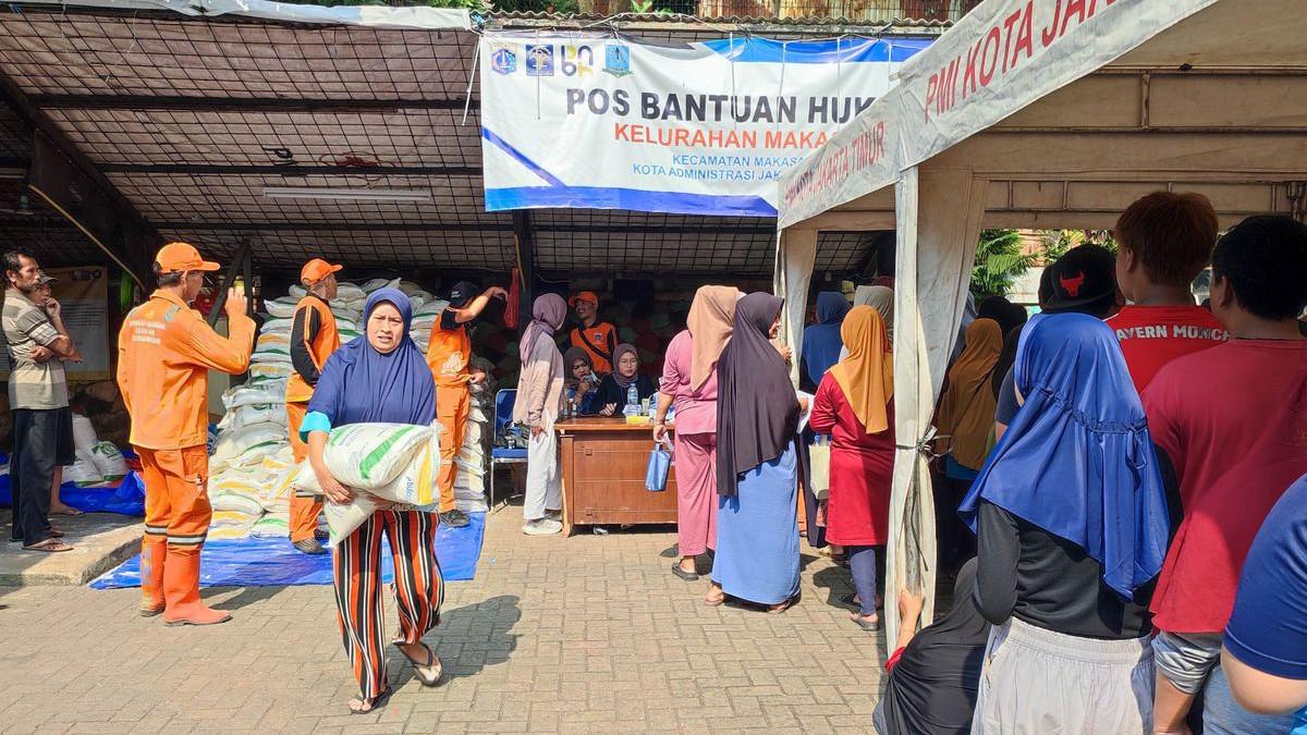 WARGA MISKIN - Warga Kelurahan Makasar, Jakarta Timur antre berat bantuan sosial, Selasa (22/7/2025).