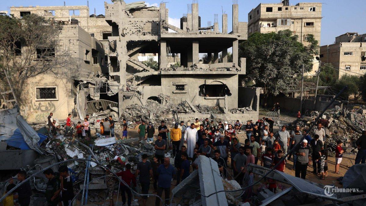 Warga Palestina memeriksa kerusakan setelah serangan Israel semalaman di Rafah di Jalur Gaza selatan pada 22 Oktober 2023.
