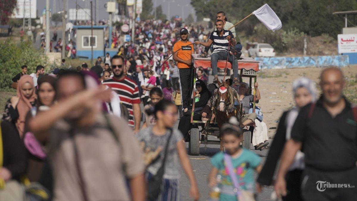 Warga Palestina mengungsi ke Jalur Gaza selatan di Jalan Salah al-Din di Bureij, Jalur Gaza, pada Rabu, 8 November 2023.