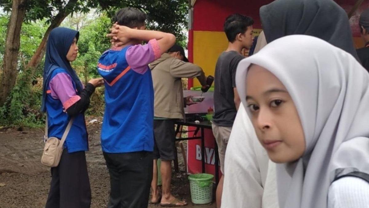 SOTO GRATIS TIAP SELASA - Warga antre soto gratis di Silayur, Ngaliyan, Kota Semarang, Jawa Tengah, Selasa (17/6/2025).