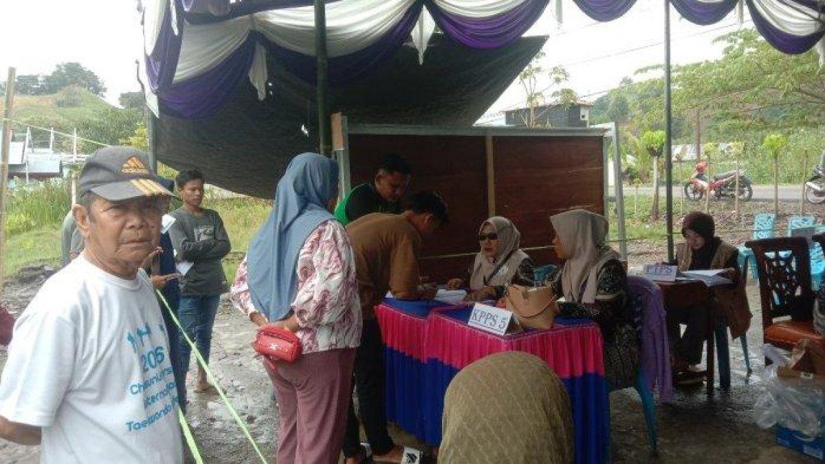 PEMUNGUTAN SUARA ULANG - Warga antusias datang melakukan pencoblosan di TPS 003 Desa Tolongio, Kecamatan Anggrek, Kabupaten Gorontalo Utara, Sabtu (19/4/2025).