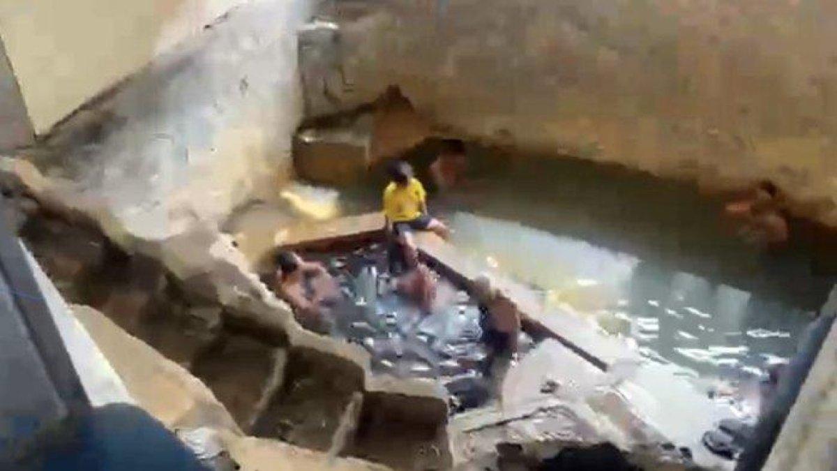 PEMANDIAN AIR PANAS: Sejumlah warga berendam di kolam air panas yang berada di dekat situs petirtaan kuno di Desa Derekan, Kecamatan Pringapus, Kabupaten Semarang, Sabtu (17/6/2023)