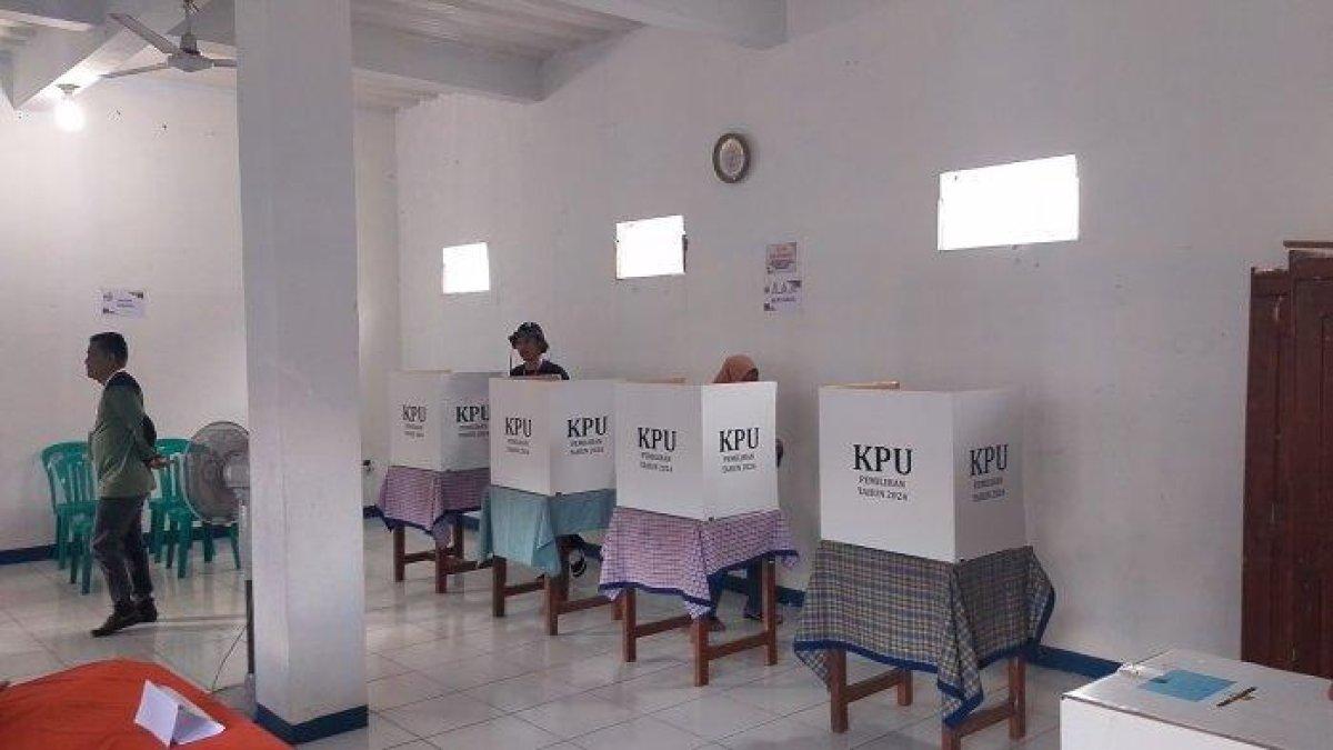 PEMUNGUTAN SUARA ULANG - Warga di Kampung Sukahaji Desa Singasari, Kecamatan Singaparna ketika memberikan hak suaranya di TPS 07 sekaligus menjadi lokasi pencoblosan calon bupati nomor urut 03 Ai Diantani bersama suaminya Ade Sugianto.