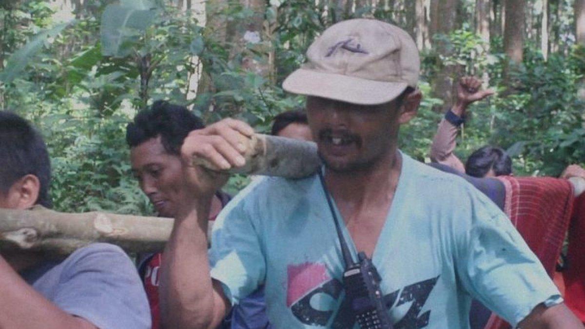 Warga evakuasi jasad Suprat dari hutan produksi Lumajang, Minggu (26/11/2023).