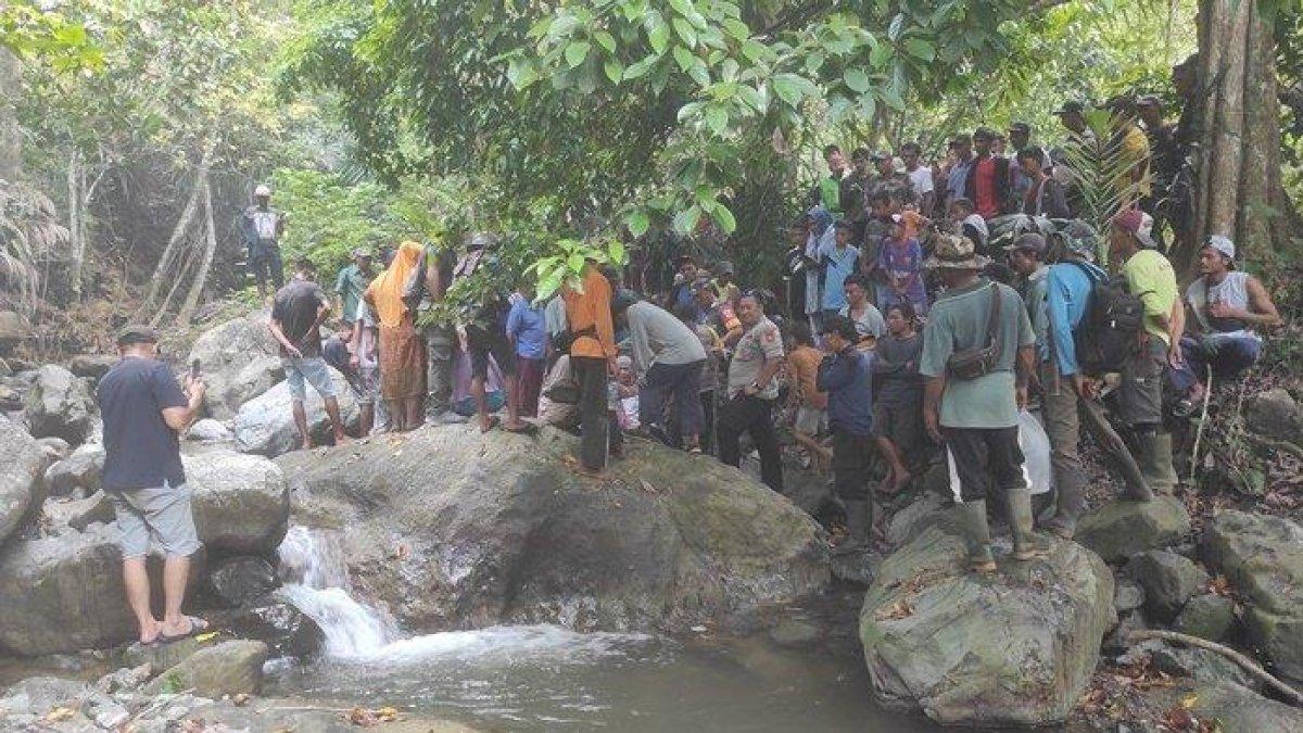 Warga bersama petugas saat melakukan pencarian terhadap Gilang Noprianto (5) yang sudah 2 hari lebih menghilang, Kamis (2/11/2023)
iati