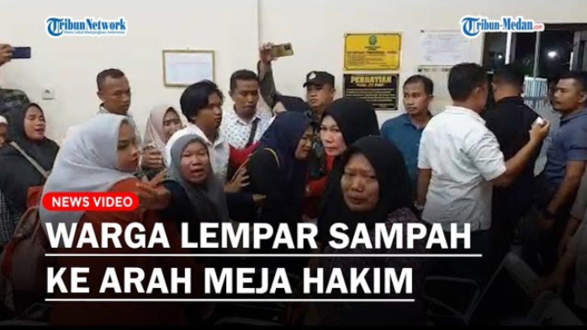 Warga murka hingga lempari botol ke arah hakim setelah vonis Tosa Ginting, pelaku pembunuhan di Langkat dibacakan.