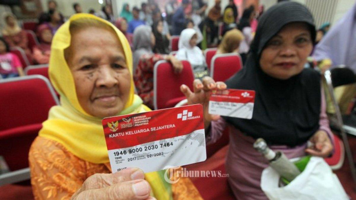 KARTU KELUARGA SEJAHTERA - Warga penerima bantuan menerima pembagian Kartu Keluarga Sejahtera dari Bank BNI pada Penyaluran Bantuan Pangan Non Tunai (BPNT), di Kantor Kecamatan Coblong, Jalan Sangkuriang, Kota Bandung, Kamis (16/3/2017). Simak cara mencairkan saldo bansos PKH dan BPNT tahap 1 periode Januari-Maret 2025 yang ada di Kartu Keluarga Sejahtera (KKS) atau Kartu Merah Putih.