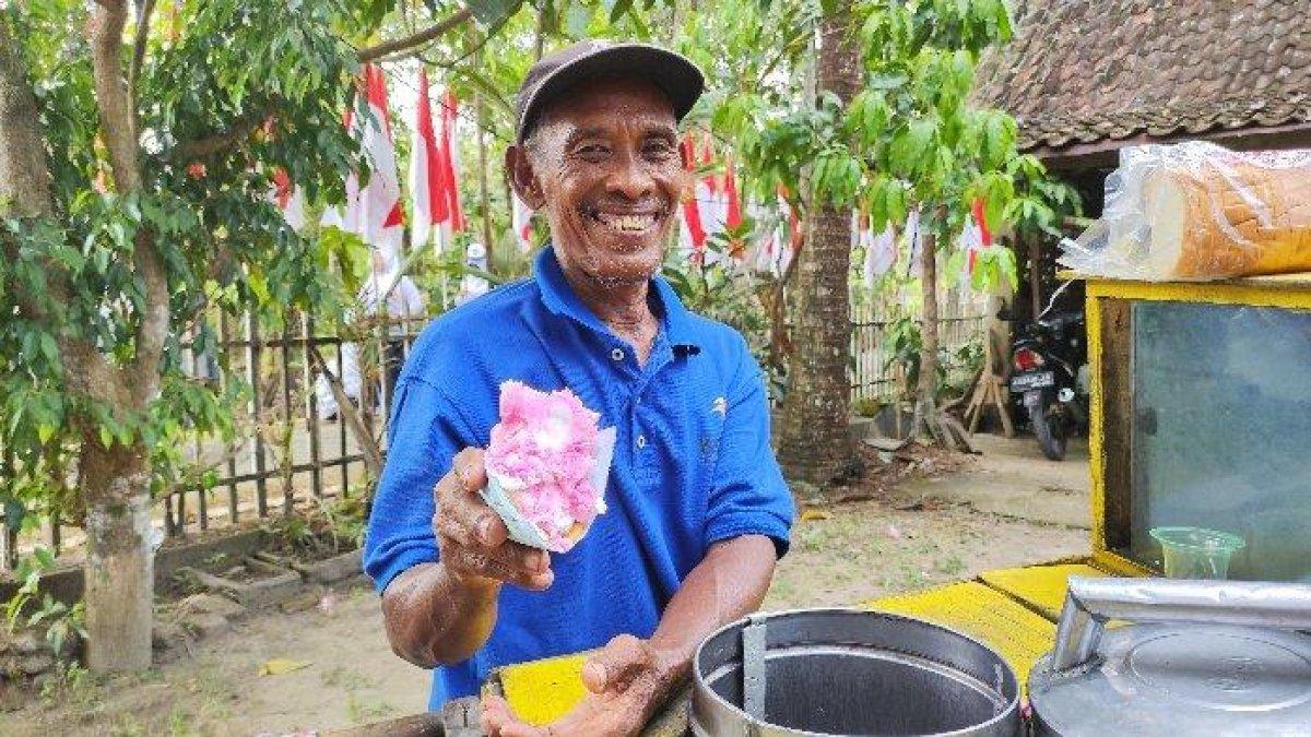 ES LEGENDARIS KLATEN - Warijo (62) merupakan salah satu warga Bugel, Desa Krakitan, Kecamatan Bayat, Klaten yang sudah puluhan tahun berjualan es puter.