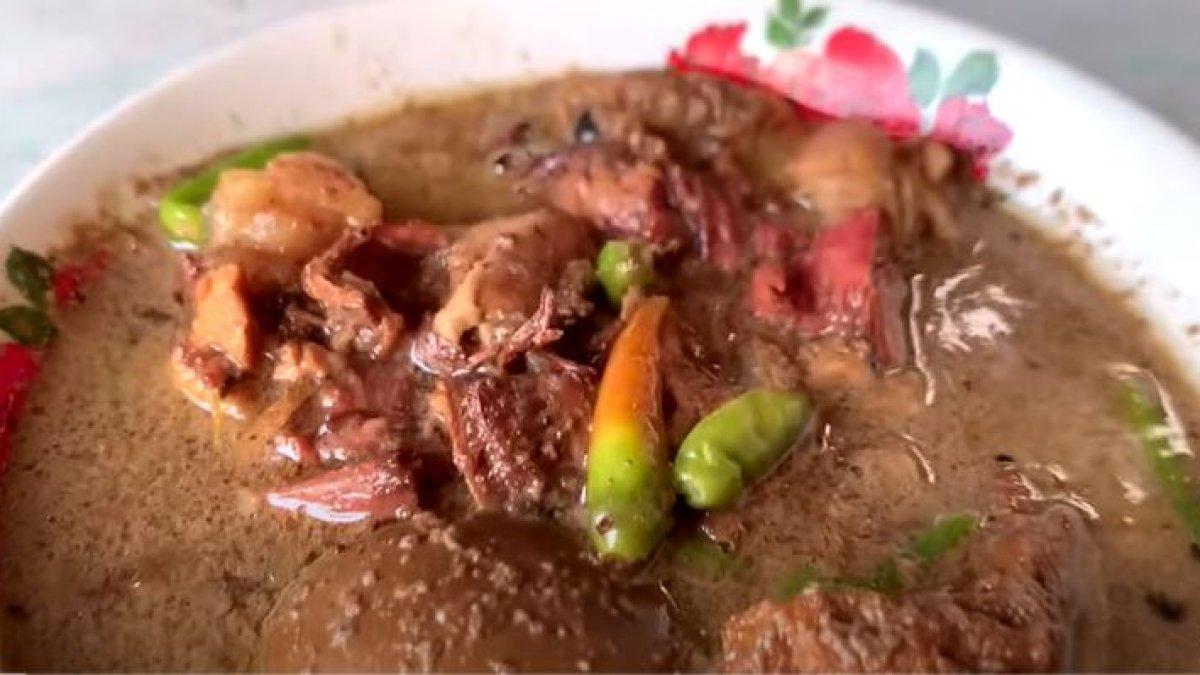 WISATA KULINER JOGJA - Warung Brongkos Handayani. Inilah wisata kuliner Brongkos legendaris langganan turis di Jogja, dekat Alun-alun Kidul, cuma 1 Jam dari Klaten.