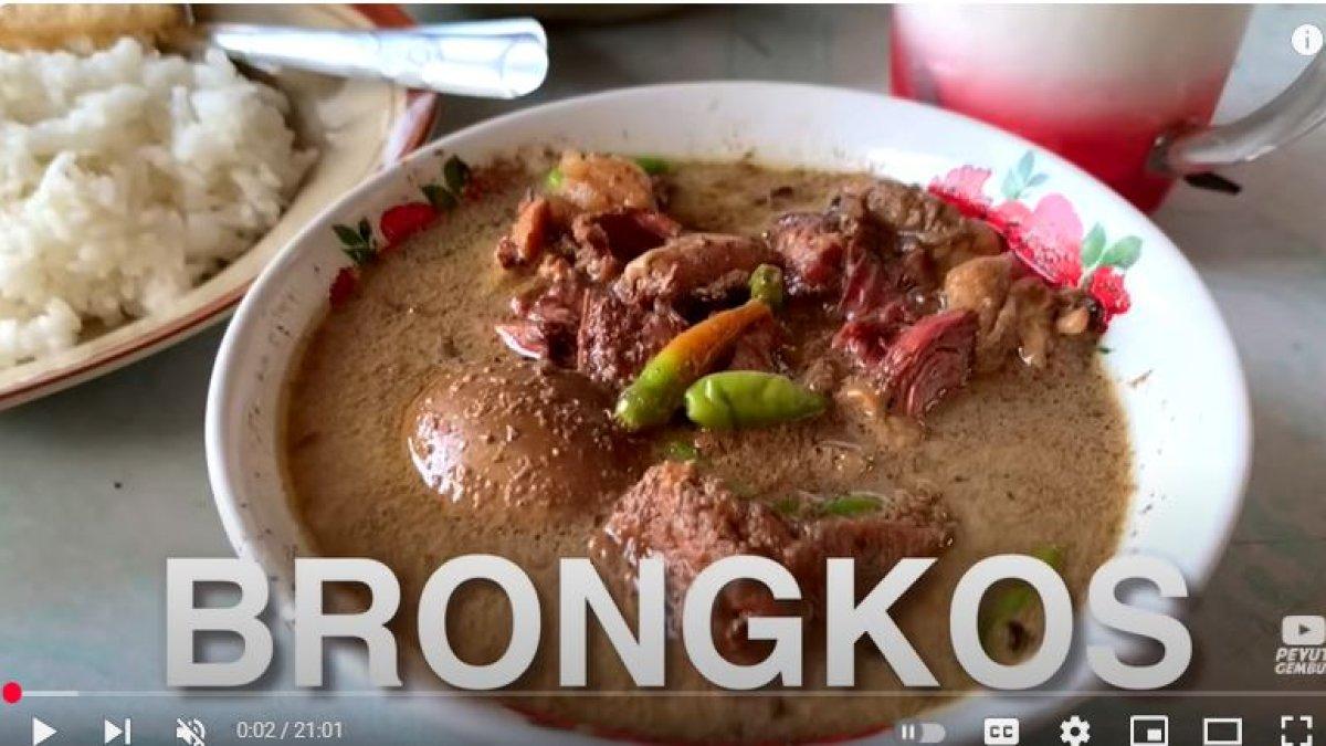 WISATA KULINER JOGJA - Warung Brongkos Handayani. Inilah wisata kuliner Brongkos legendaris langganan turis di Jogja, dekat Alun-alun Kidul, cuma 1 Jam dari Klaten.