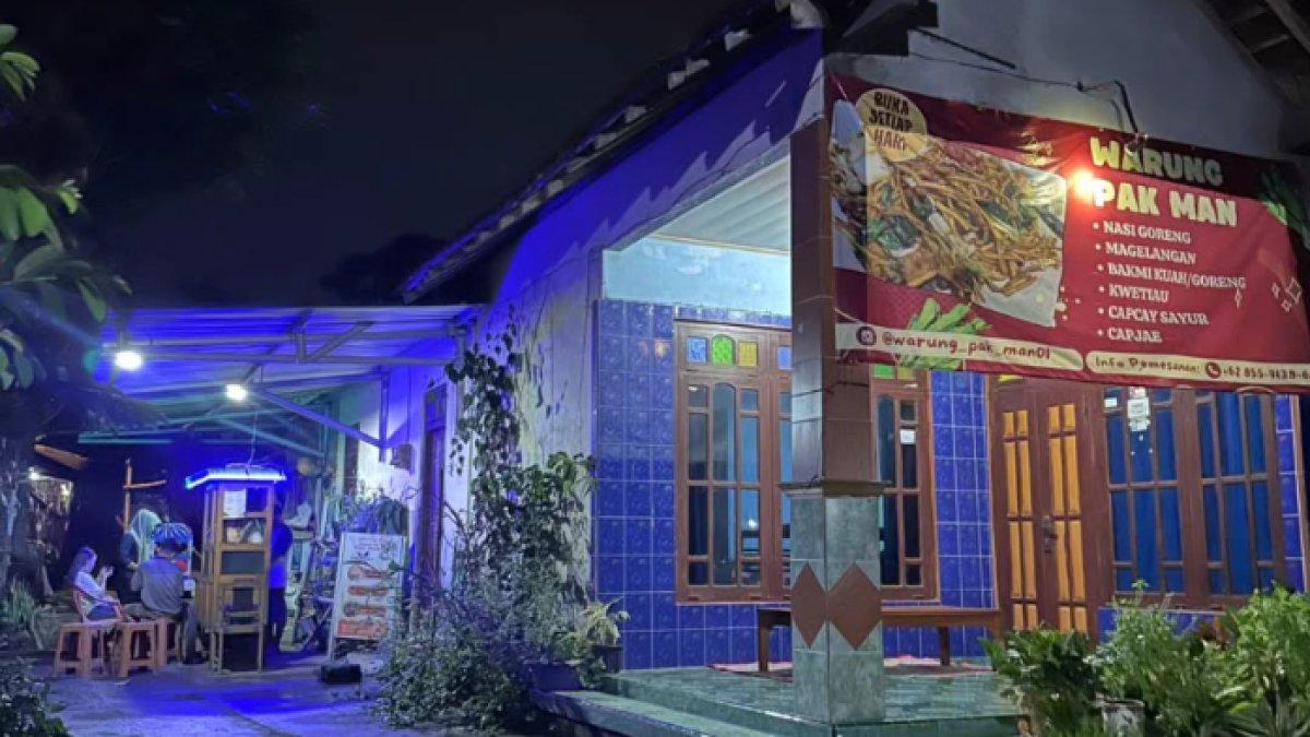 REKOMENDASI WARUNG BAKMI: Suasana Warung Pak Man dengan pencahayaan lampu berwarna biru yang memberi kesan hangat di malam hari