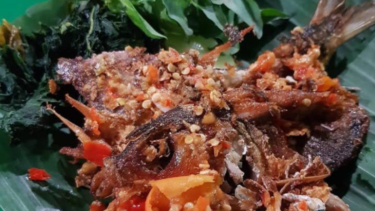 KULINER KHAS KLATEN: Bandeng penyet salah satu menu di warung Pak John