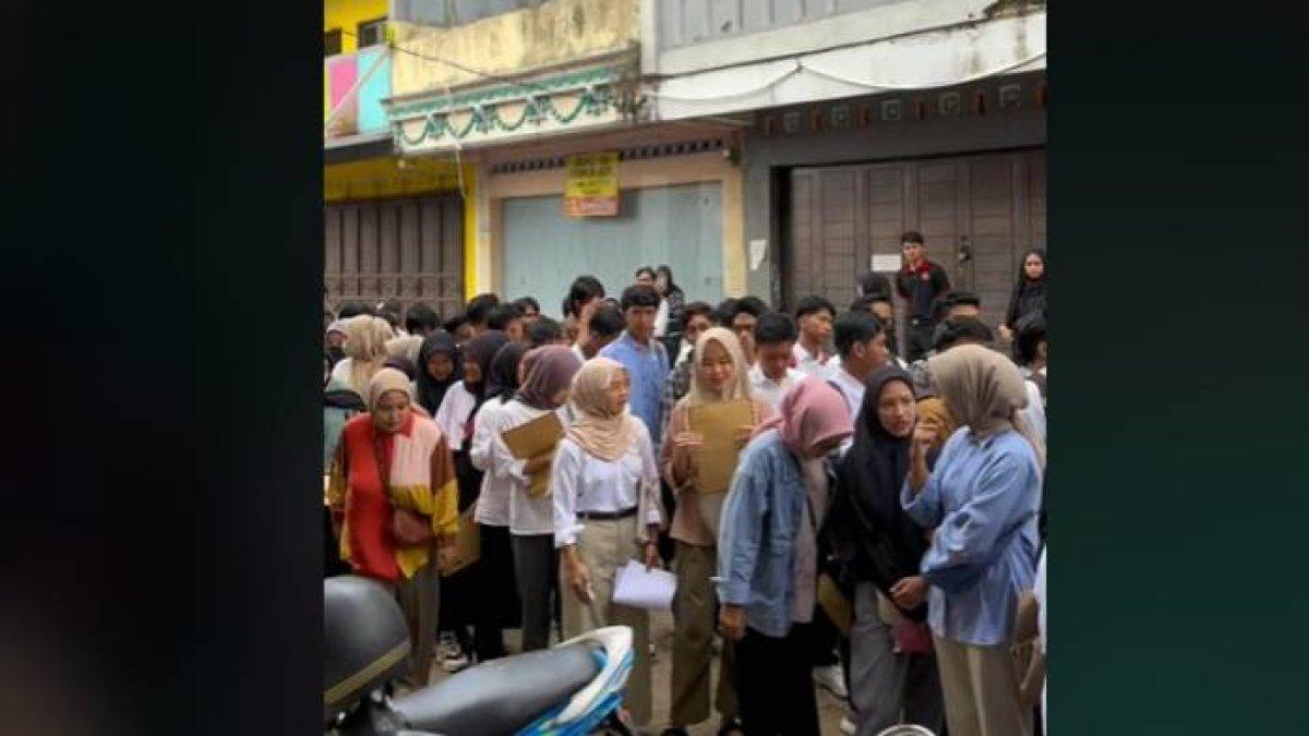 Warung seblak yang diserbu oleh ratusan pelamar kerja