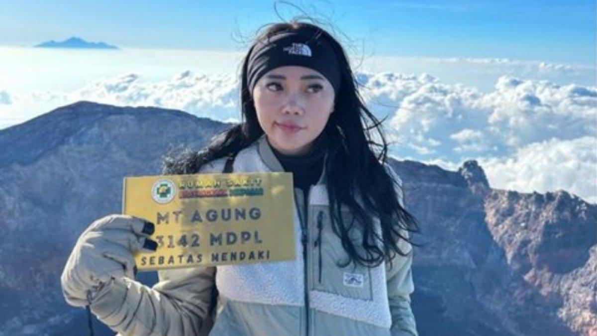 Wendy Walters mantan istri Reza Arap hobi naik gunung di berbagai kota di Indonesia.