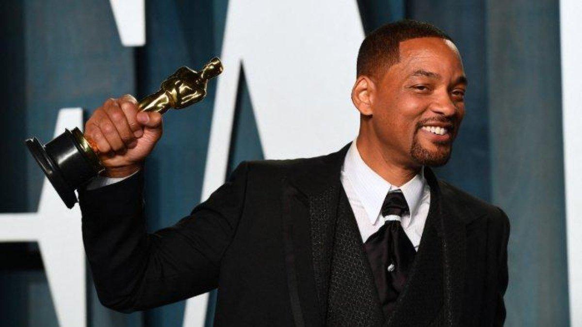 Will Smith saat pegang Piala