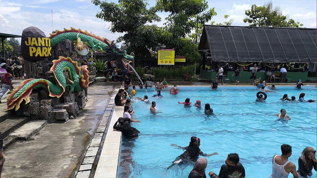 LIBUR LEBARAN KLATEN - Wisata air Janti Park menjadi salah satu destinasi wisata yang mendapat kunjungan banyak di masa libur lebaran 2025.