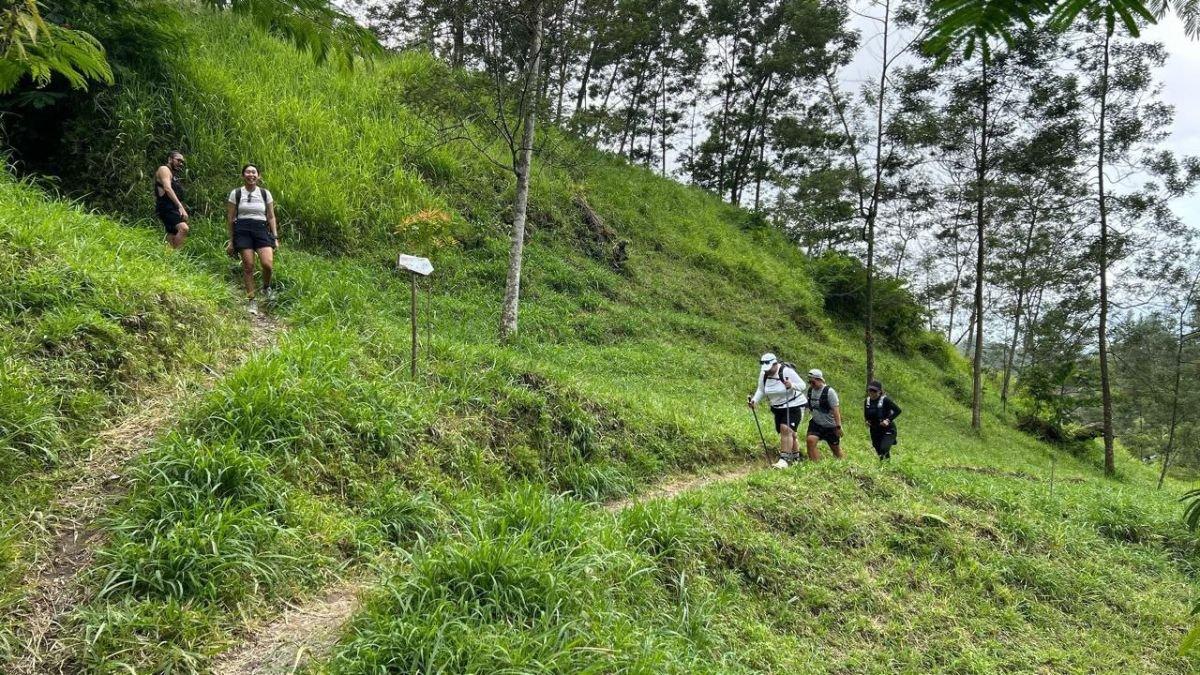 OBYEK WISATA KLATEN - Wisata tracking Argobelah, dilibur panjang sedot ratusan pengunjung di Obyek Wisata Alam Deles Indah, di Desa Sidorejo, Kecamatan Kemalang, Klaten, Rabu (29/1/2025).