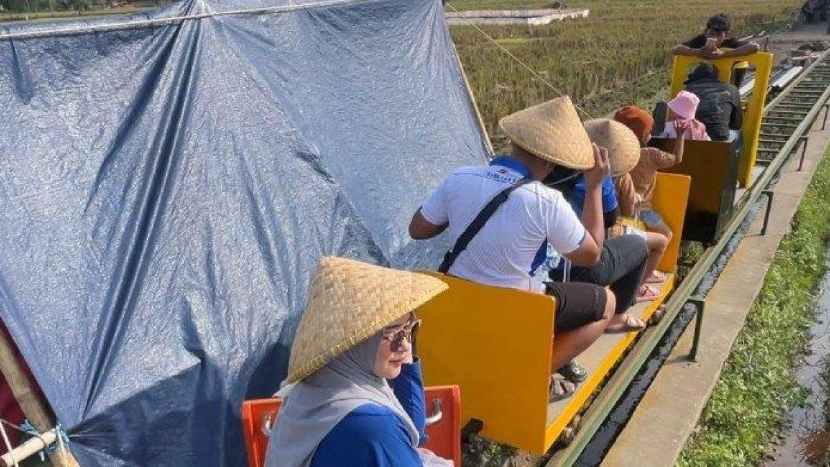 WISATA JAWA BARAT - Wisata kereta mini di Dangdeur Van Java, Jawa Barat yang lagi viral di medsos