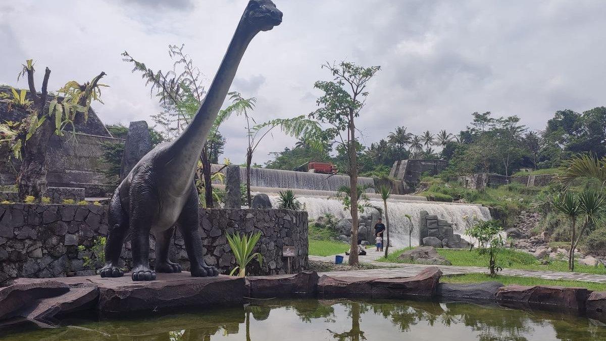 WISATA DI MAGELANG - Wisata prasejarah Homosapiens Park di Sawangan, Magelang, Kamis (17/4/2025).