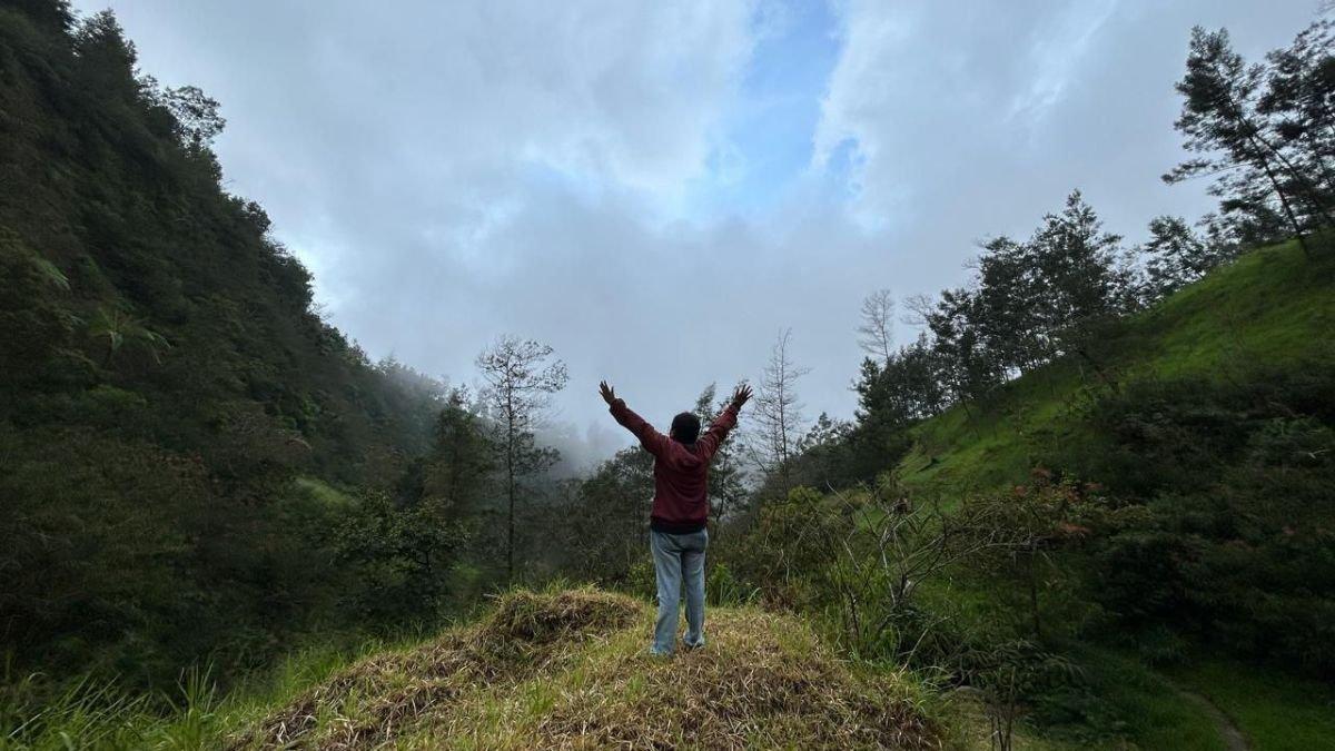 OBYEK WISATA KLATEN - Wisata tracking Argobelah, dilibur panjang sedot ratusan pengunjung di Obyek Wisata Alam Deles Indah, di Desa Sidorejo, Kecamatan Kemalang, Klaten, Rabu (29/1/2025).
