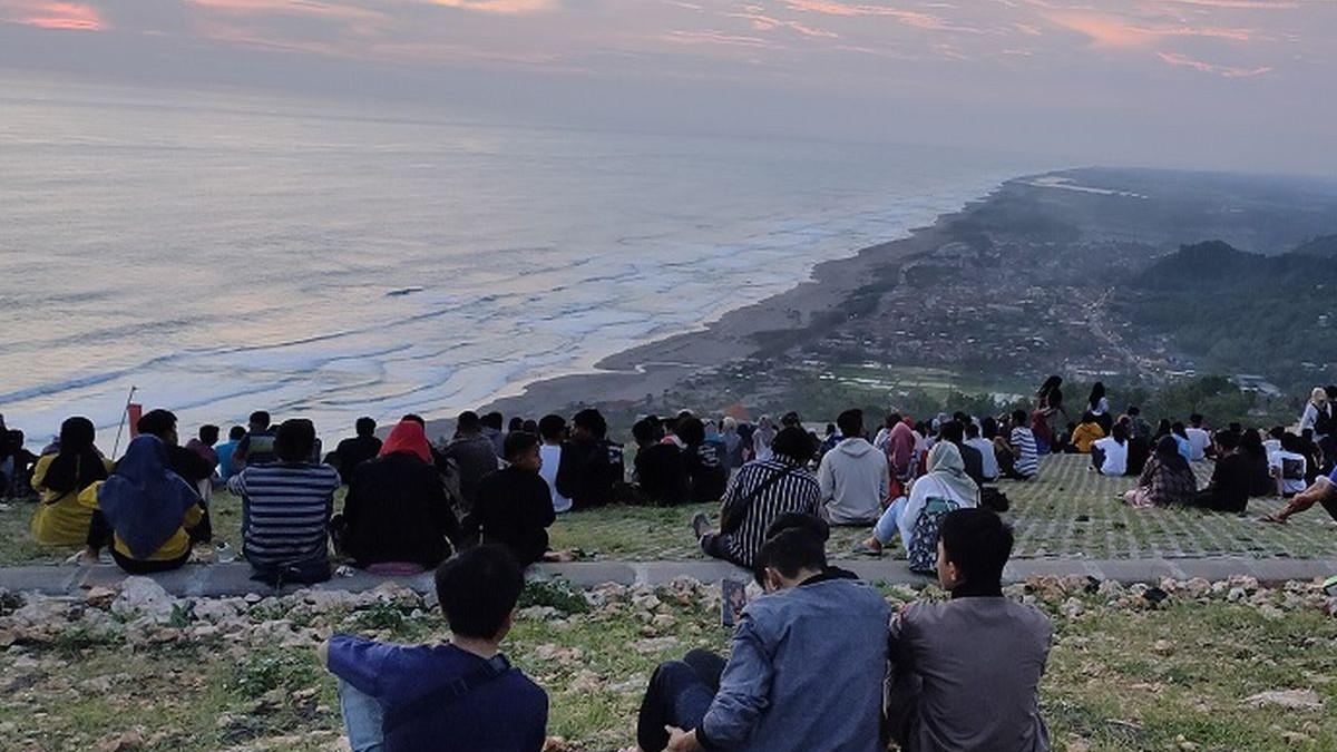 WISATAWAN YOGYAKARTA - Wisatawan menikmati pemandangan sunset di Bukit Paralayang Watugupit, Bantul, Yogyakarta, Kamis (23/1/2020)