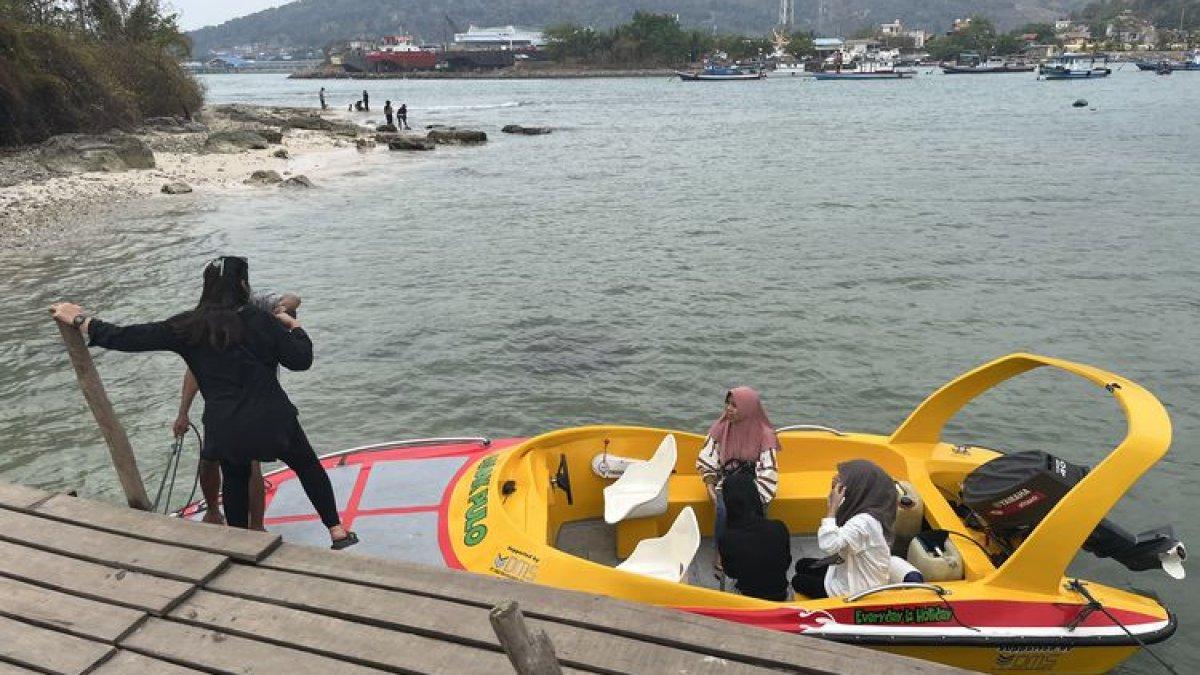 WISATA IBU KOTA: Wisatawan naik speedboat di Pulau Merak Kecil, Selasa (14/11/2023)