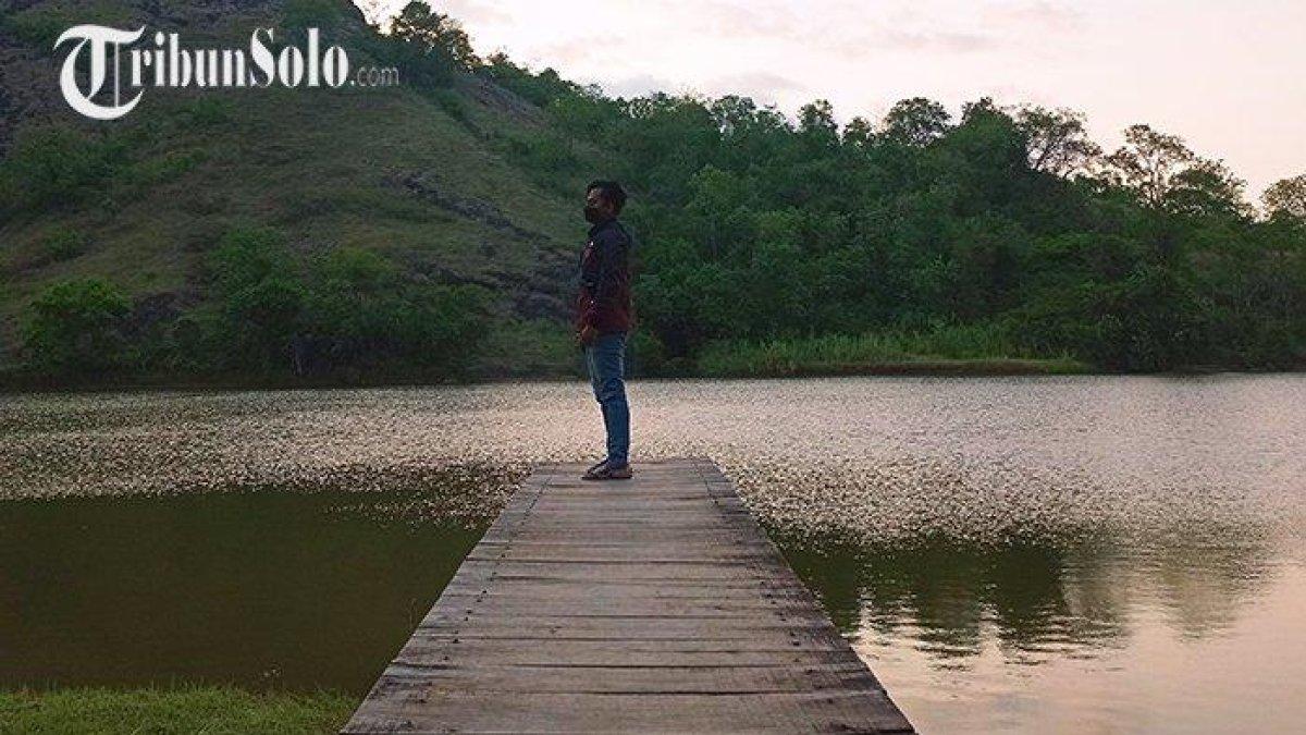 WISATA WONOGIRI - Seorang wisatawan sedang menikmati sejuknya sore hari di Telaga Claket, Desa Sendangijo, Kecamatan Selogiri, Wonogiri, Jawa Tengah, 2023 lalu