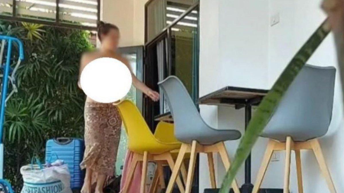 Wisatawan wanita yang berjalan-jalan tanpa baju.