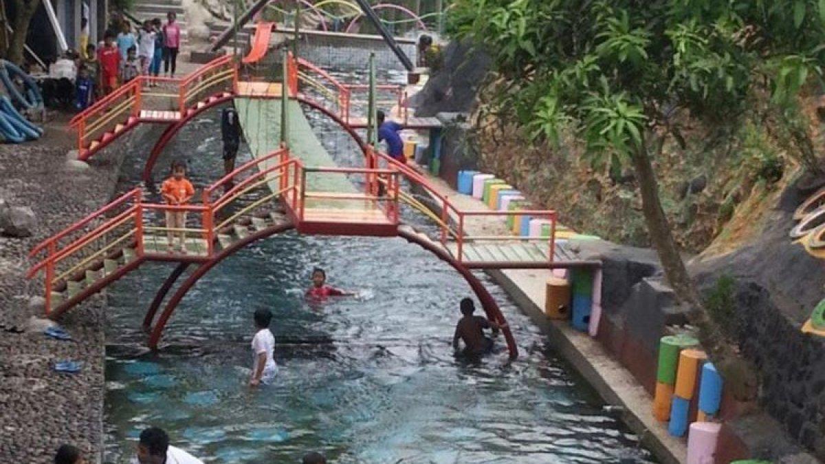 WISATA KLATEN - Wisatawan yang berenang sungai yang mengalir di restoran dan tempat wisata Watergong sebelum tempat tersebut kini dipenuhi ikan, Klaten, Jawa Tengah.