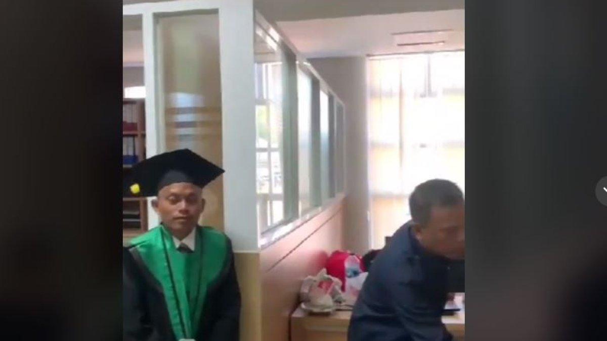 Wisuda sendirian