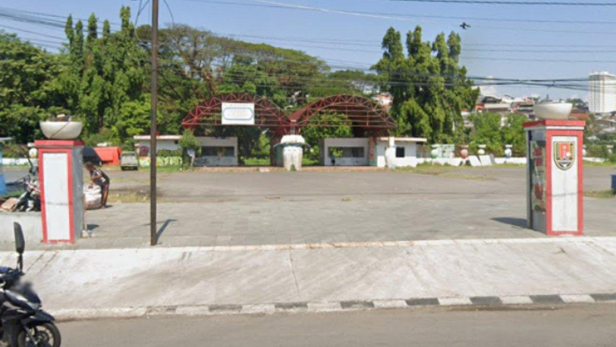 OBJEK WISATA TERBENGKALAI - Potret Wonderia Semarang diambil dari Google Street View pada Selasa (11/3/2025). Wonderia Semarang kini telah tutup dan terbengkalai.
