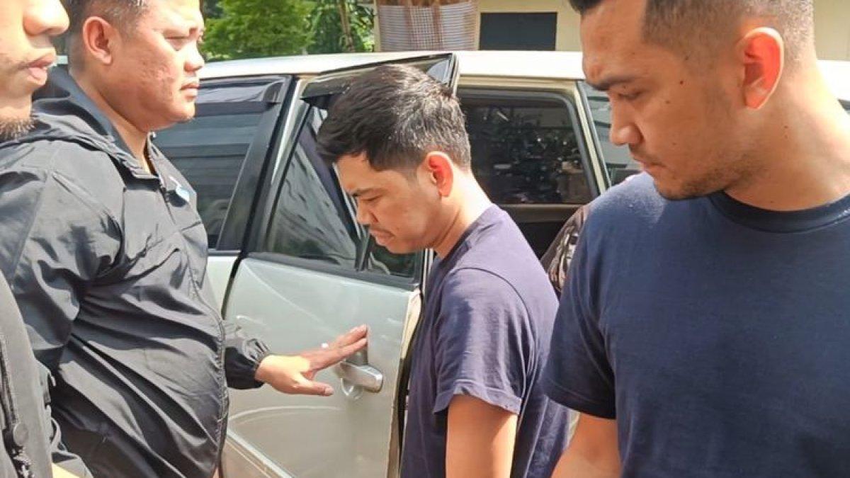 Polisi menangkap YA (tengah) yang merupakan kekasih Tamara Tyasmara terkait kasus kematian anak sang artis, Jumat (9/2/2024).