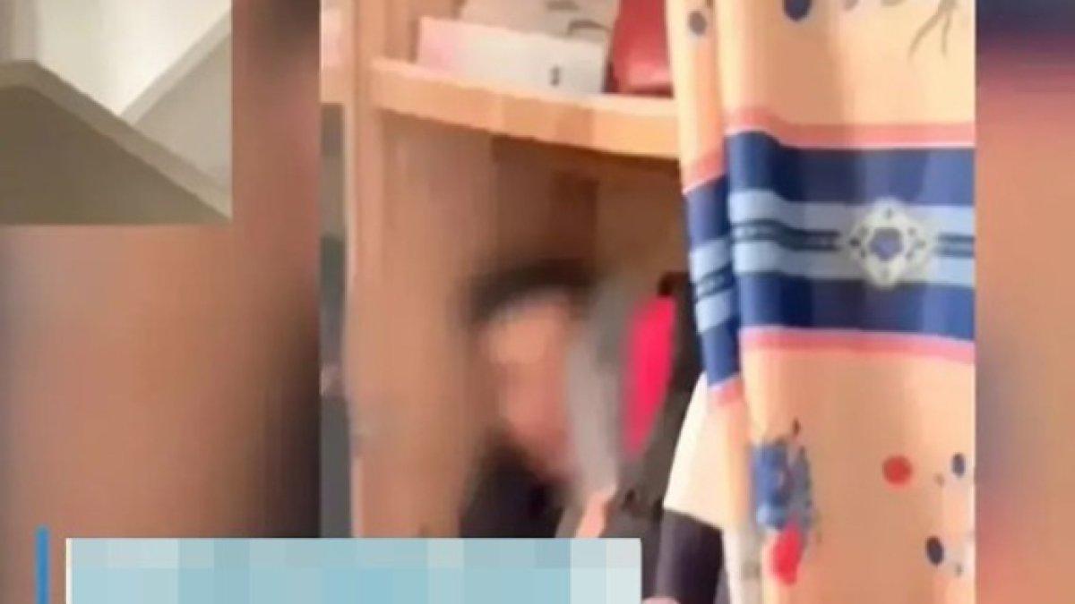 Yen terkejut melihat tetangga yang tinggal di lantai atas bersembunyi di lemari.