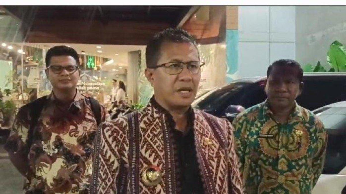 BUPATI KUPANG - Bupati Kupang disela kesibukan memberi pernyataan terkait pelamar P3K Kabupaten Kupang, yang tidak lulus Seleksi Administrasi, Selasa (18/3/2025). Yosef Lede merupakan bupati Kupang 2025.