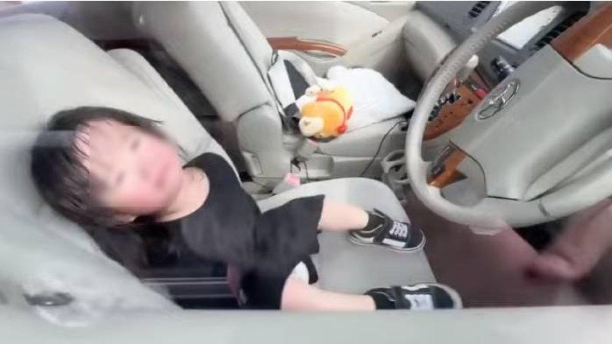 Youtuber buat konten saat anaknya terjebak di dalam mobil