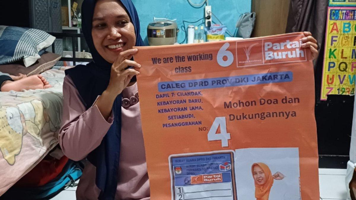 Yuni Sri Rahayu (41), pekerja rumah tangga (PRT) yang maju sebagai calon legislatif (caleg) Dewan Perwakilan Rakyat Daerah (DPRD) DKI Jakarta daerah pemilih (Dapil) VII saat ditemui di kontrakannya, Cilandak, Jakarta Selatan,