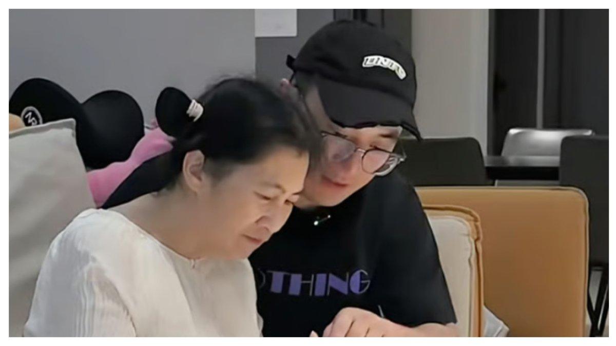 KISAH VIRAL - Zhang Zhi, 32 tahun, yang memilih meninggalkan kariernya demi merawat sang ibu yang menderita demensia, kisah mereka menyentuh hati banyak orang.