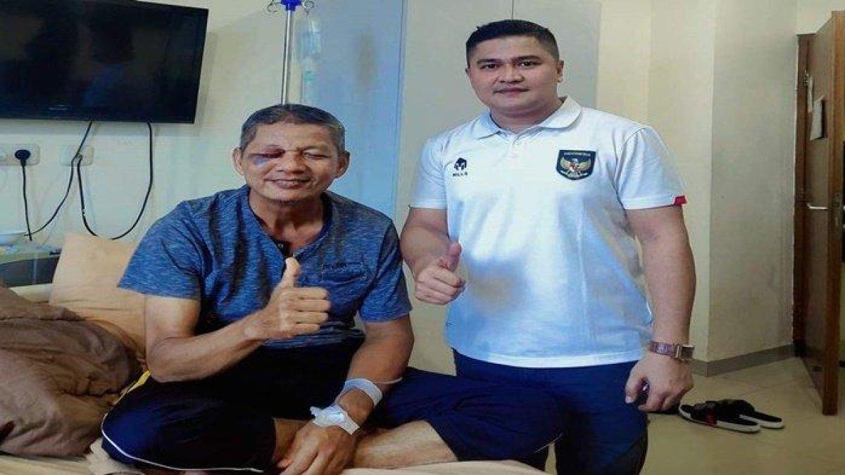 Zizil Fikri saat membesuk guru Zaharman di RS Ar Bunda Lubuklinggau.