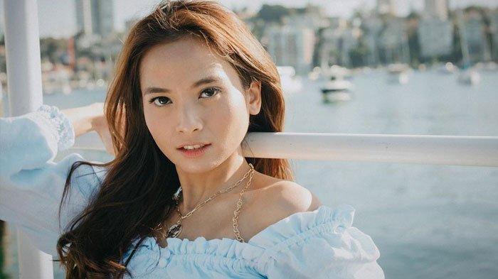 Acha Septriasa,- 5 fakta menarik lagu 'Sampai Menutup Mata' yang kini diviralkan kembali oleh Mahalini Raharja setelah sempat dipopulerkan Acha Septriasa.