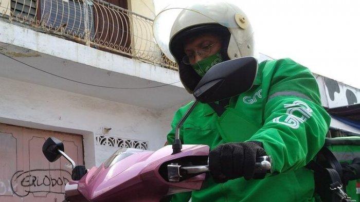 Ade Adfian Ahmad (47), ojek online warga Kota Tasikmalaya yang aksinya viral setelah mengembalikan uang lebih pembayaran lewat secarik surat diselipkan di bawah pintu rumah konsumen, Rabu (8/7/2020).