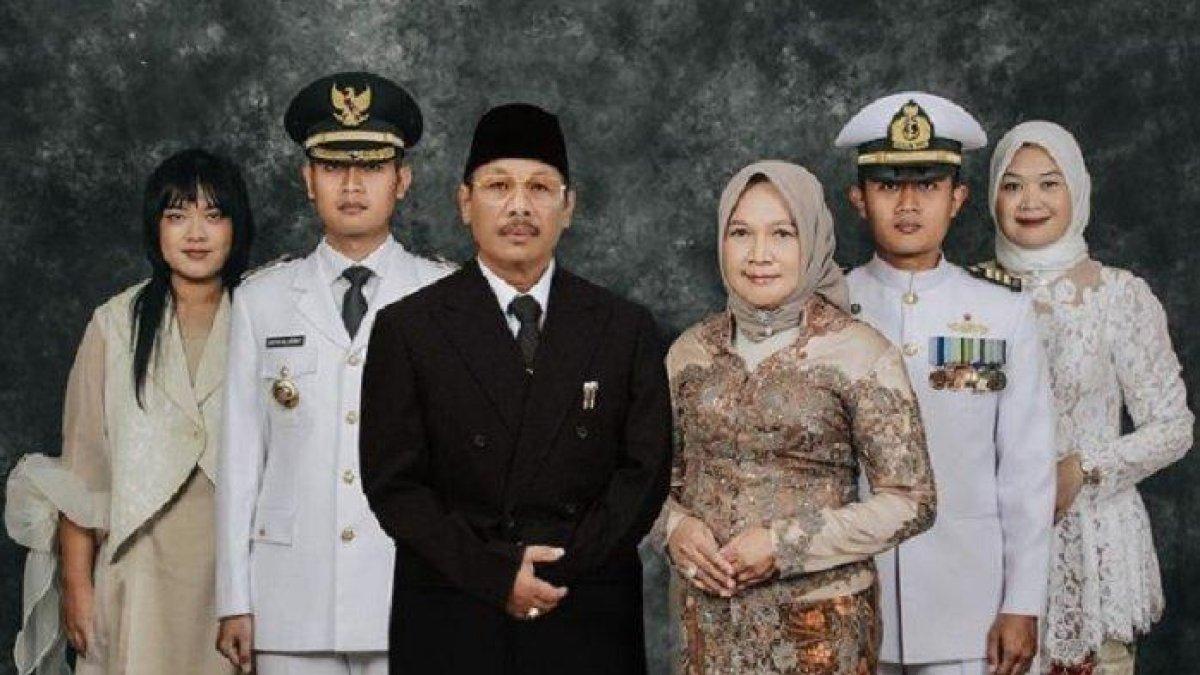 Aditya Halindra Faridzky, Bupati Tuban bersama keluarganya