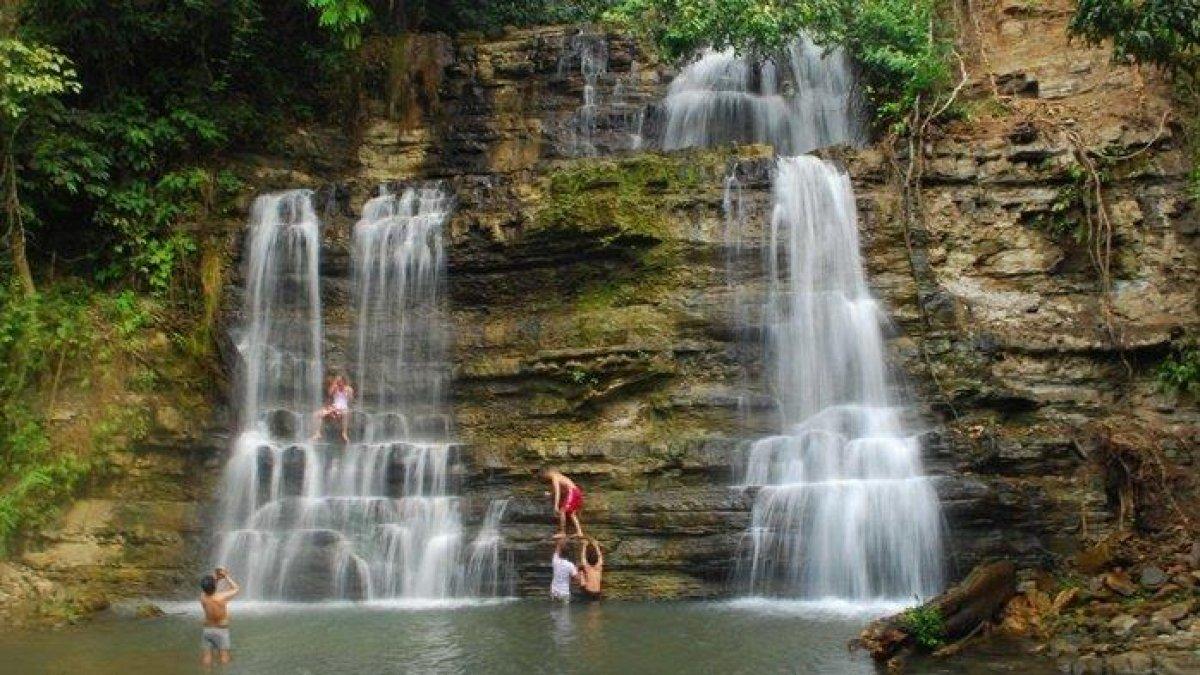 Air Terjun Curup Lungkuk yang berada di Desa Pendagan Kecamatan Muaradua, Kabupaten Ogan Komering Ulu (OKU) Selatan.