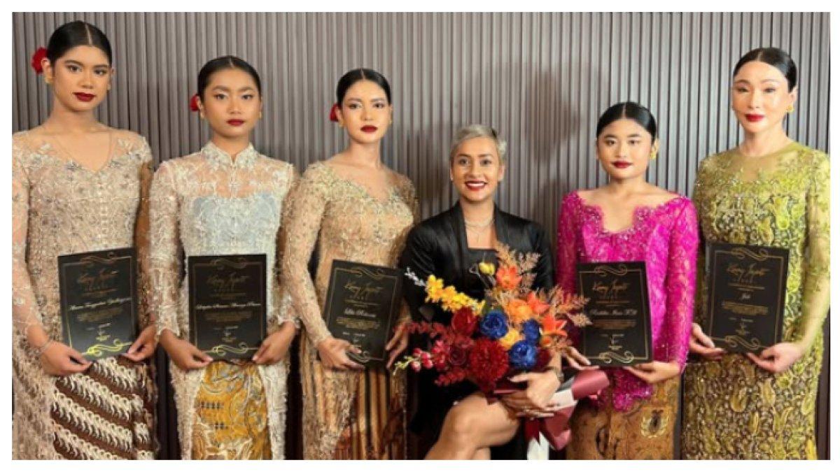 KELULUSAN MODEL AIRA - Putri tunggal AHY dan Annisa Pohan, Aira, baru saja menyelesaikan sekolah modeling milik Kimmy Jayanti. Anggun dengan balutan kebaya dan ikuti jejak ibunya yang pernah jadi model.