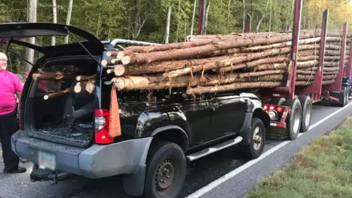 AJAIB! Seorang pengemudi mobil berhasil selamat dari kecelakaan truk, mobil korban ringsek ditembus kayu gelondongan.