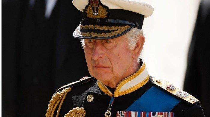 Raja Charles III dipenuhi dengan emosi. Sang Raja tampak beberapa kali menghapus air mata saat menatap peti mati ibunya.