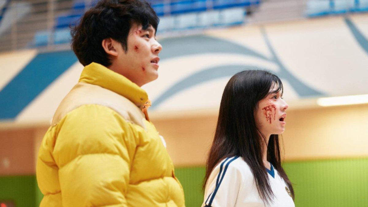 Aksi akting Go Yoon Jung (kanan).