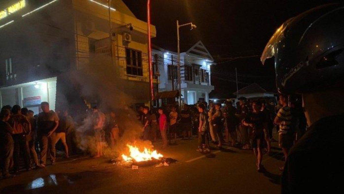 aksi demonstrasi di depan Kantor Polresta Mamuju, Jl Ks Tubun, Kelurahan Rimuku, Kecamatan Mamuju, Kabupaten Mamuju, Sulawesi Barat (Sulbar), Rabu (1/1/2025). 
Penulis: Abd Rahman | Editor: Ilham Mulyawan